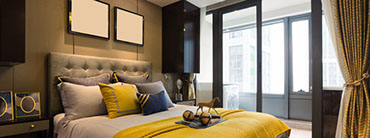 Das Umzugsunternehmen behandelt wertvolle Möbel und Accessoires bei einem Umzug mit größter Sorgfalt